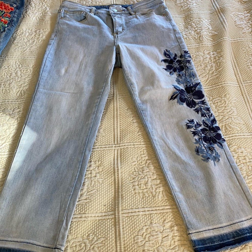 Tribal Jean Capri size 6 floral Embroidery